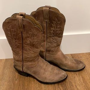 Ariat US 7c Distressed Leather Cowboy Boots
